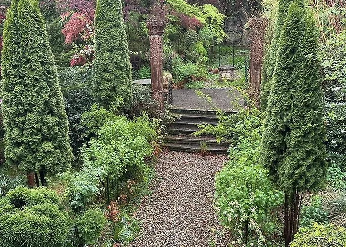 Angela Neuer Rosengarten Villa